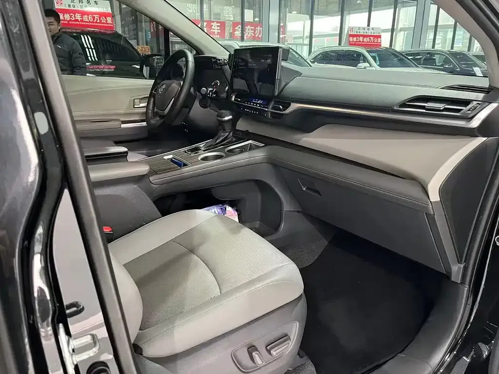 Toyota Granvia 2023 из CN, фото 3