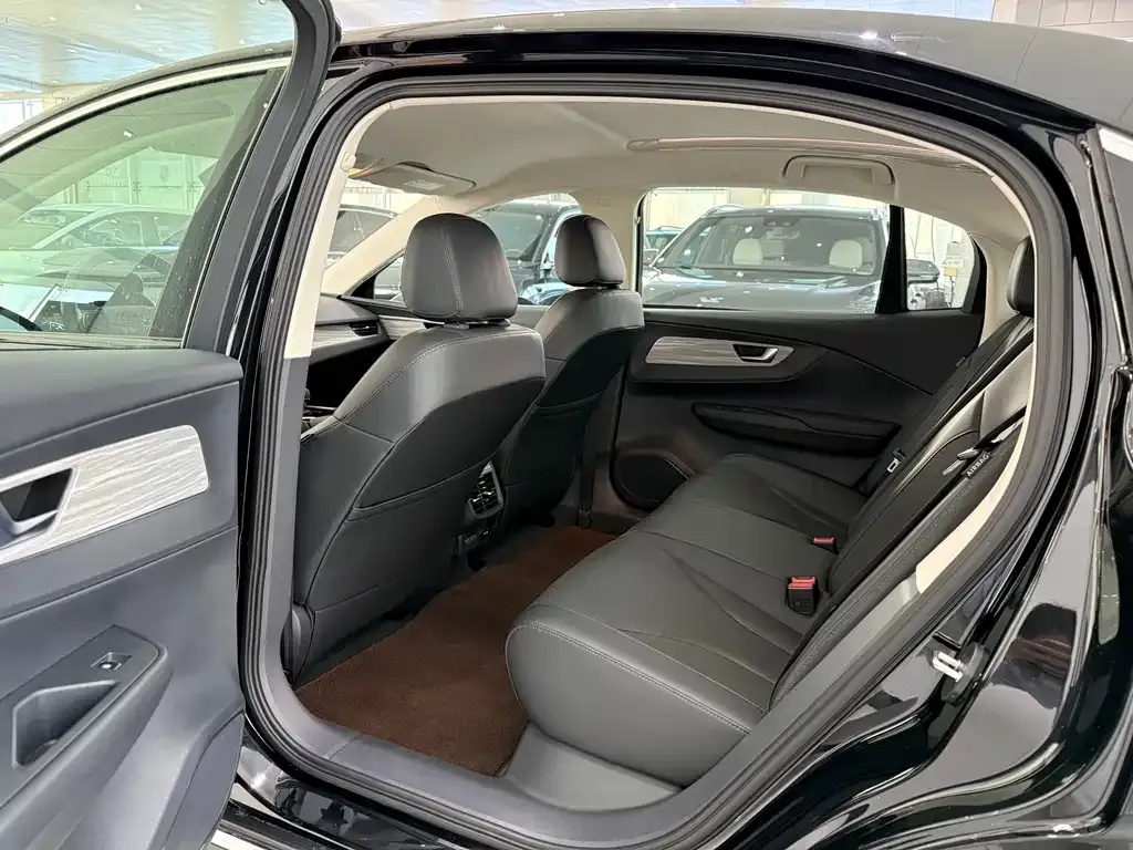 Hongqi E-QM5 2024 из CN, фото 6