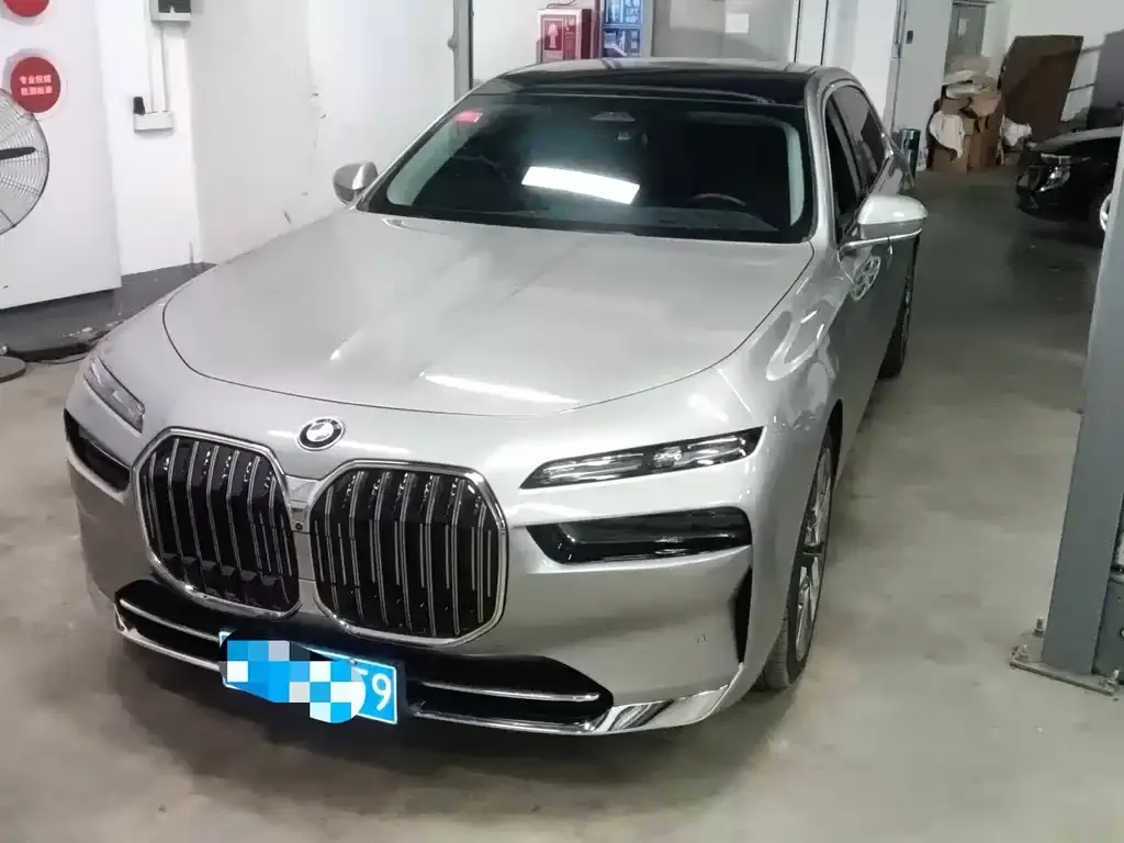 BMW 7 Series 2023 из CN, фото 1