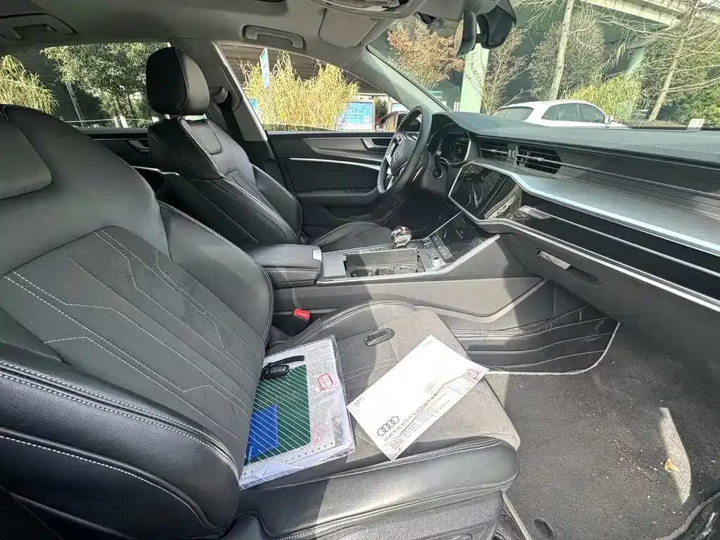 Audi A7L 2023 из CN, фото 10