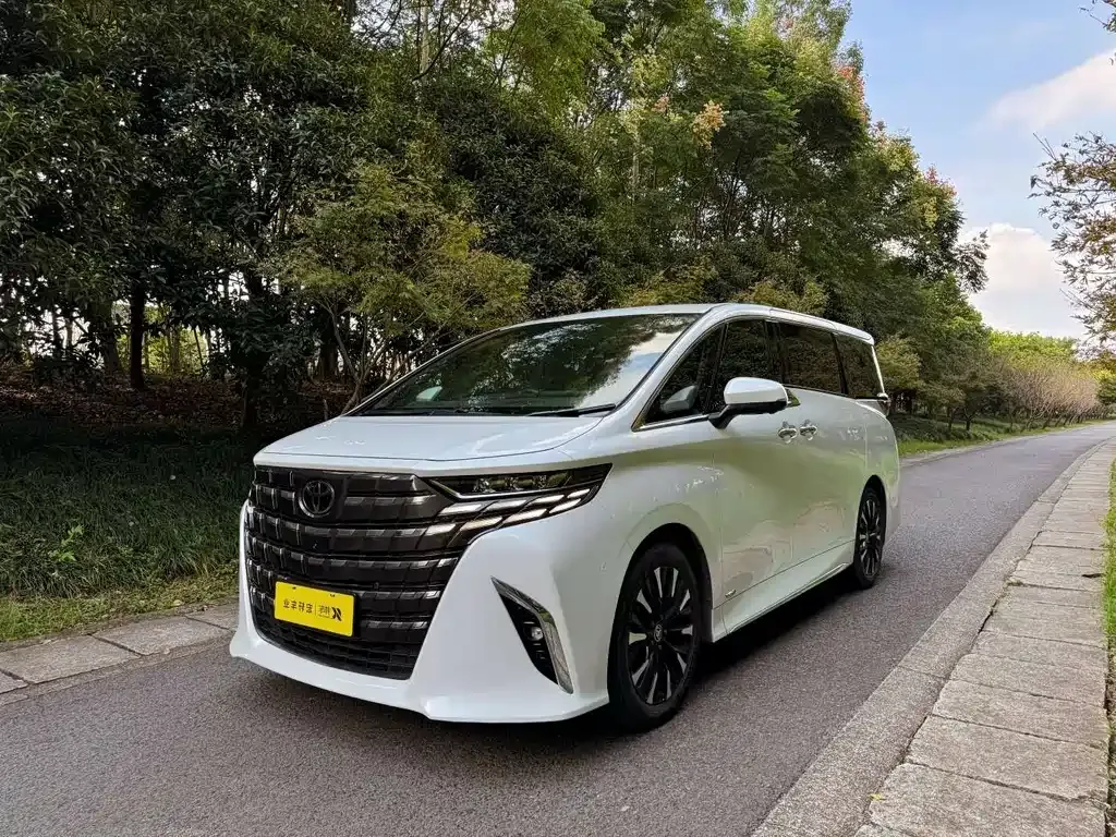 Toyota Alphard — фото 1