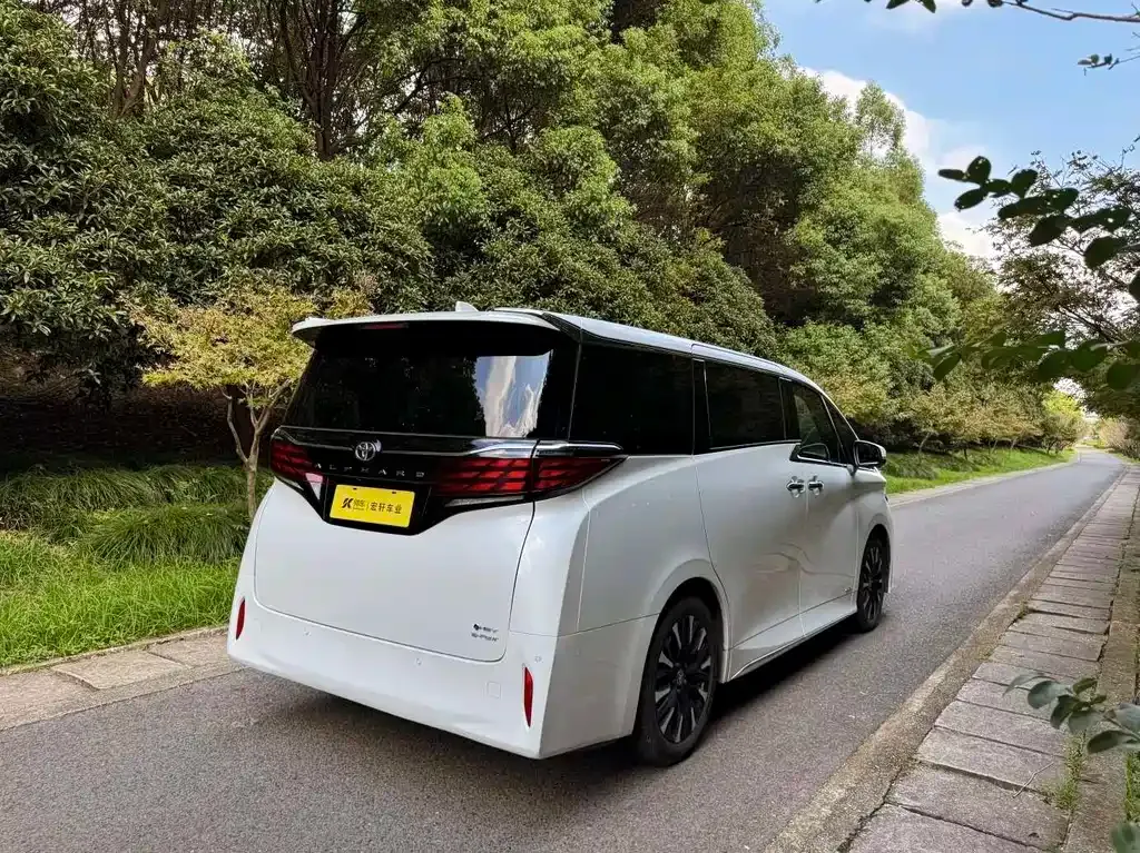 Toyota Alphard — фото 4