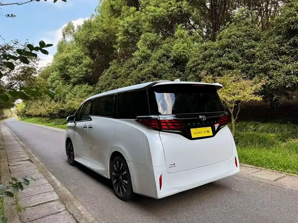 Toyota Alphard — фото 2