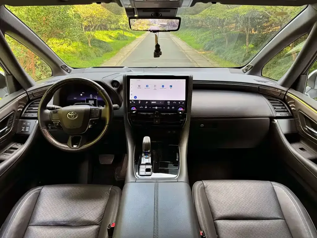 Toyota Alphard — фото 6
