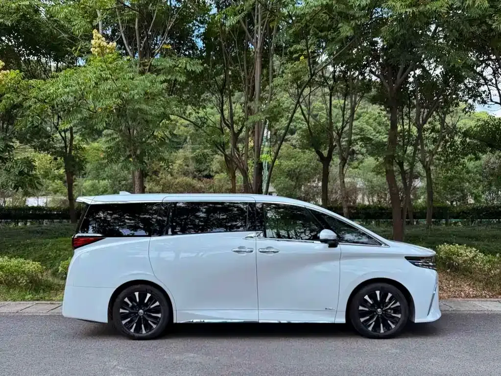 Toyota Alphard — фото 7