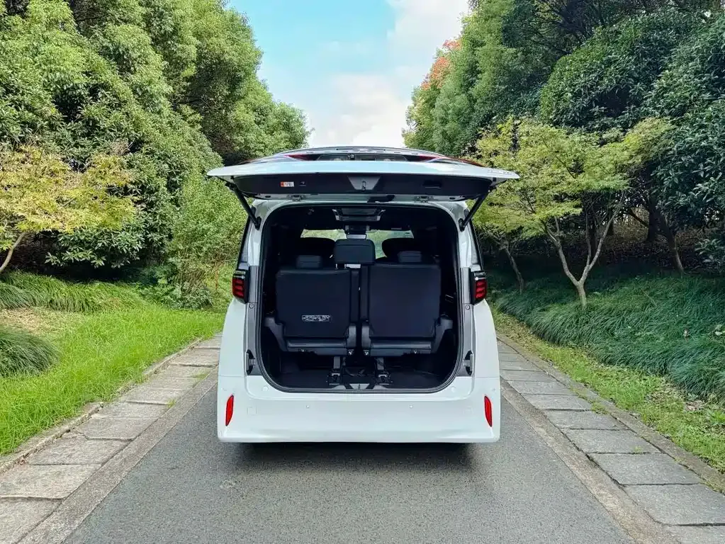 Toyota Alphard — фото 10