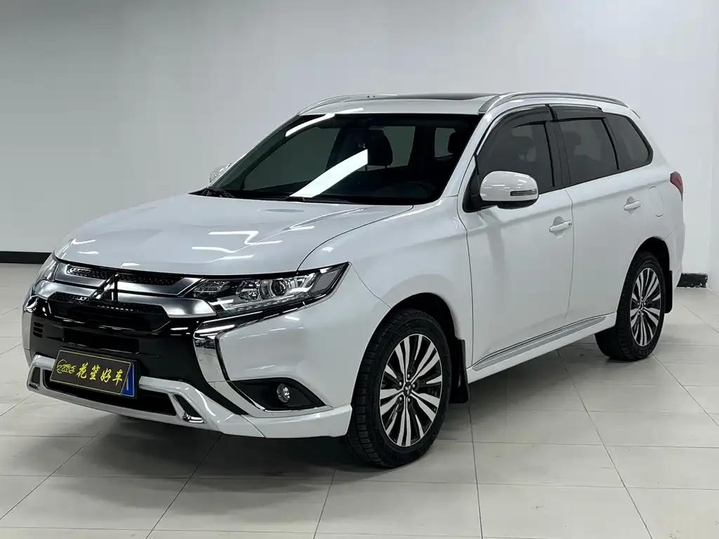 Mitsubishi Outlander — фото 1