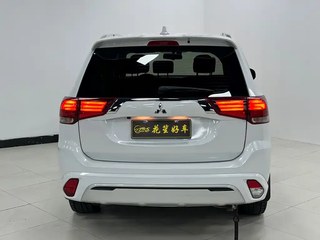 Mitsubishi Outlander — фото 10