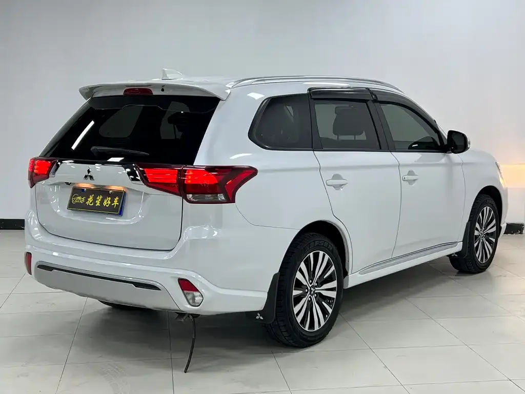 Mitsubishi Outlander — фото 2
