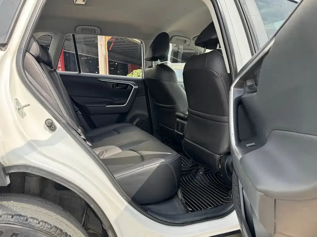 Toyota RAV4 — фото 2