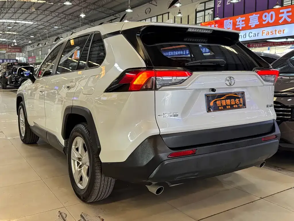 Toyota RAV4 — фото 8