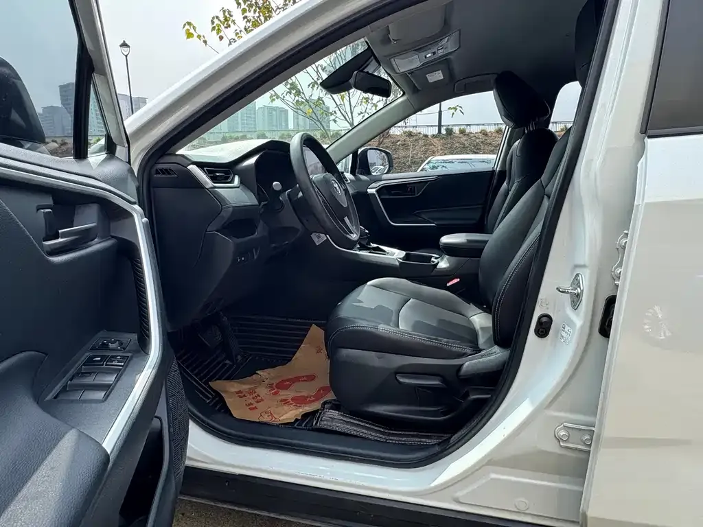 Toyota RAV4 — фото 10