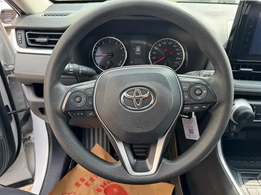 Toyota RAV4 — фото 6