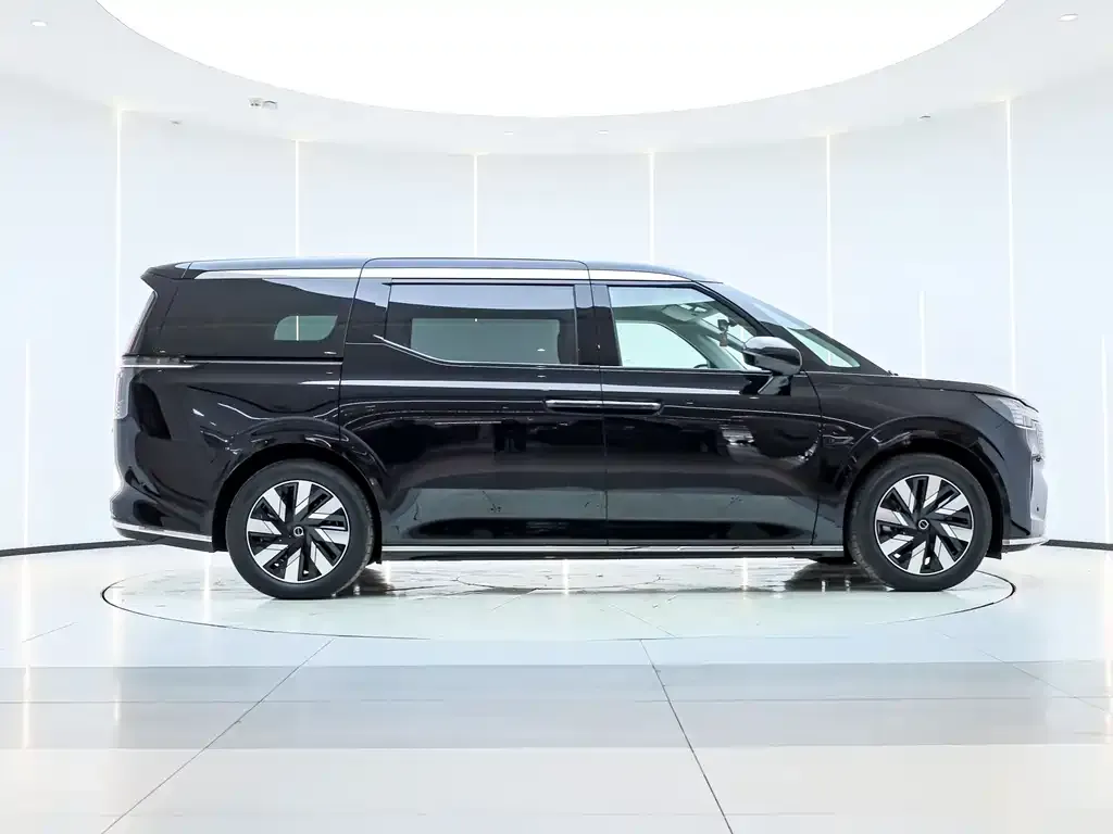 Volvo EM90 2024 из CN, фото 2