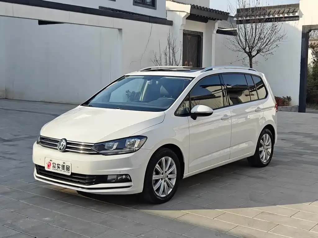Volkswagen Touran — фото 1