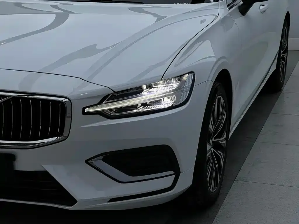 Volvo S60 — фото 8