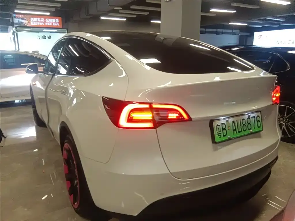 Tesla Model Y — фото 10