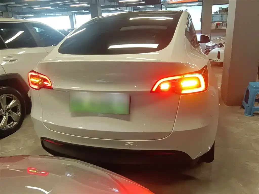 Tesla Model Y — фото 8