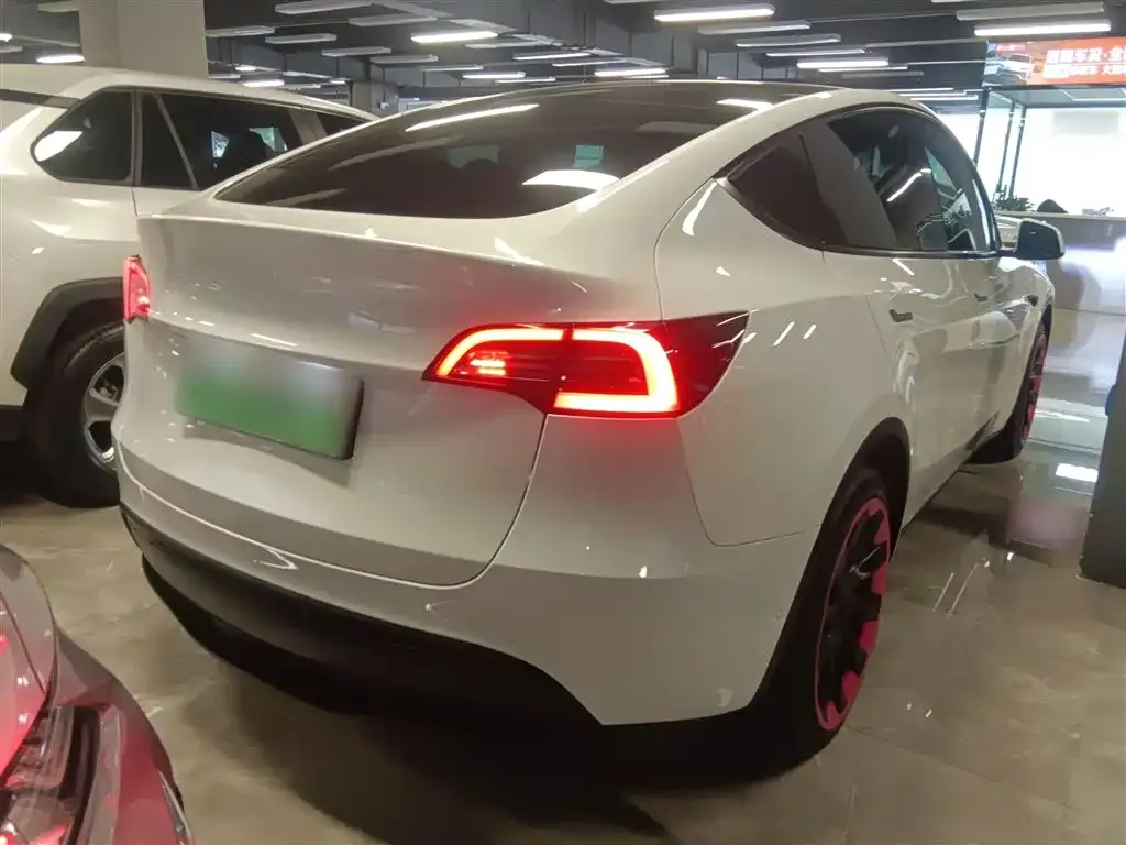 Tesla Model Y — фото 6