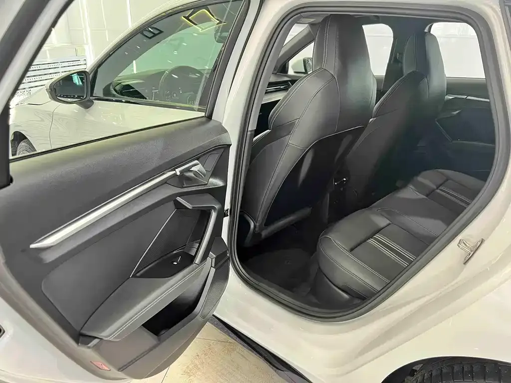 Audi A3 2023 из CN, фото 2