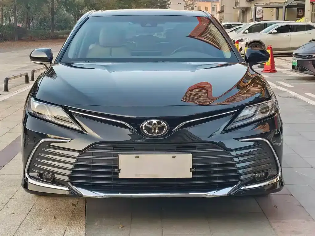 Toyota Camry — фото 1