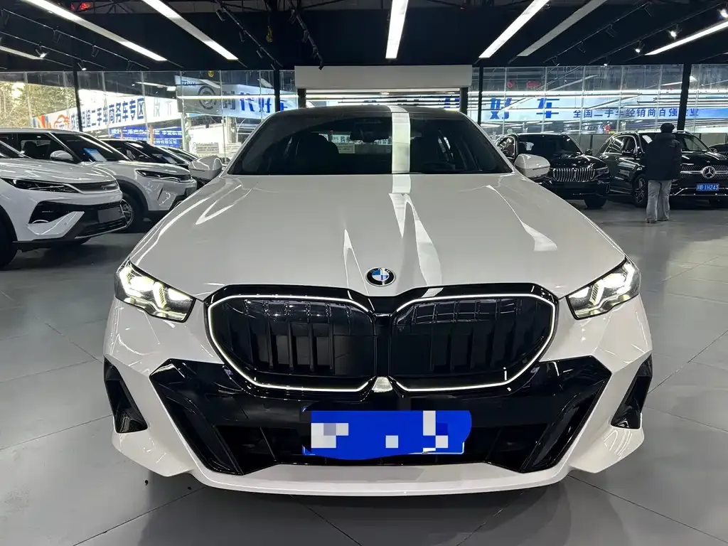 BMW 5 Series 2025 из CN, фото 7