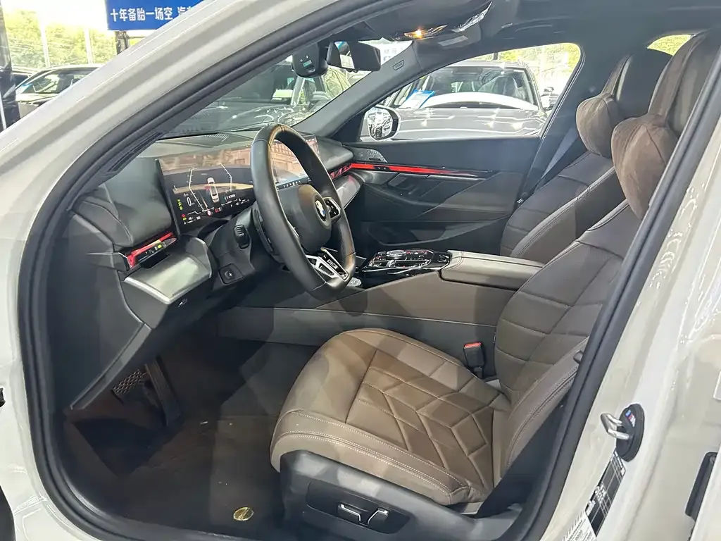 BMW 5 Series 2025 из CN, фото 4