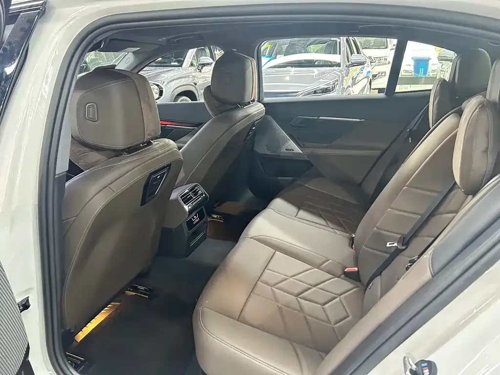 BMW 5 Series 2025 из CN, фото 5