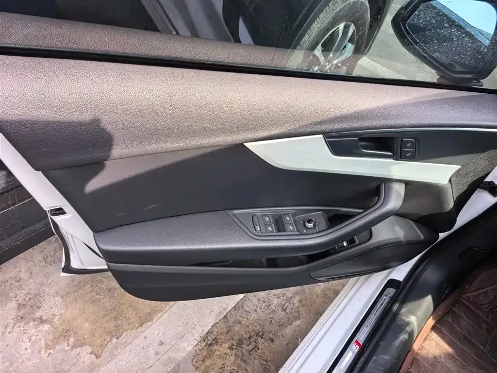 Audi A4L 2021 из CN, фото 10