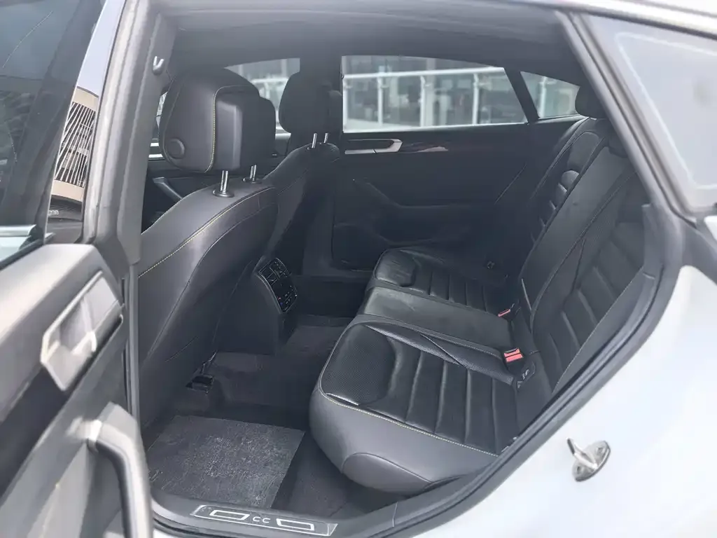 Volkswagen CC 2023 из CN, фото 2