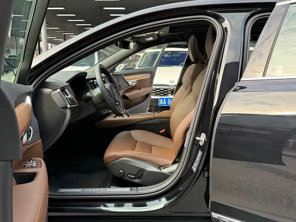 Volvo S90 2025 из CN, фото 3