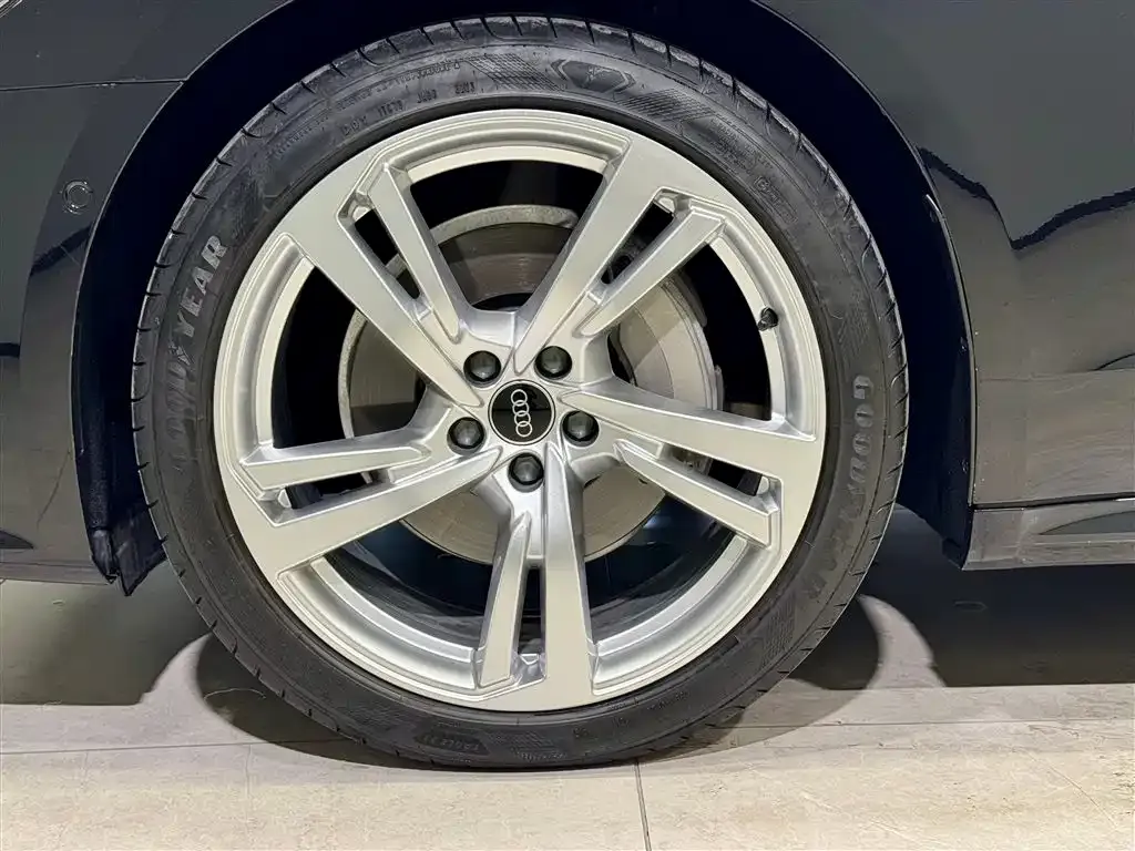 Audi A7L 2024 из CN, фото 4