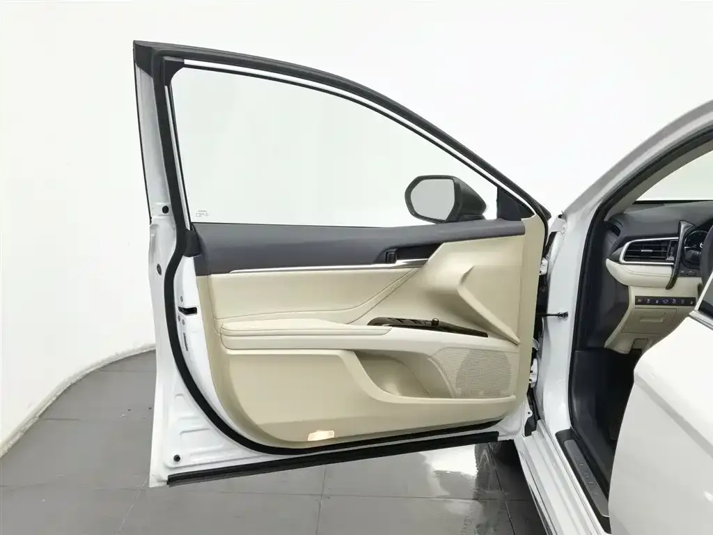 Toyota Camry 2023 из CN, фото 2
