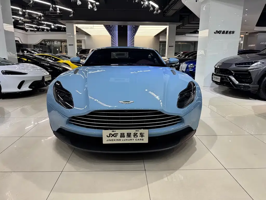 Aston Martin DB11 — фото 9