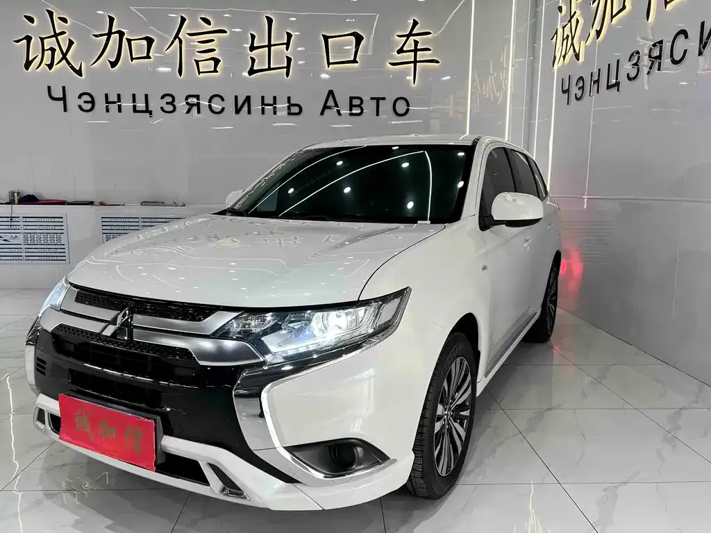 Mitsubishi Outlander — фото 1