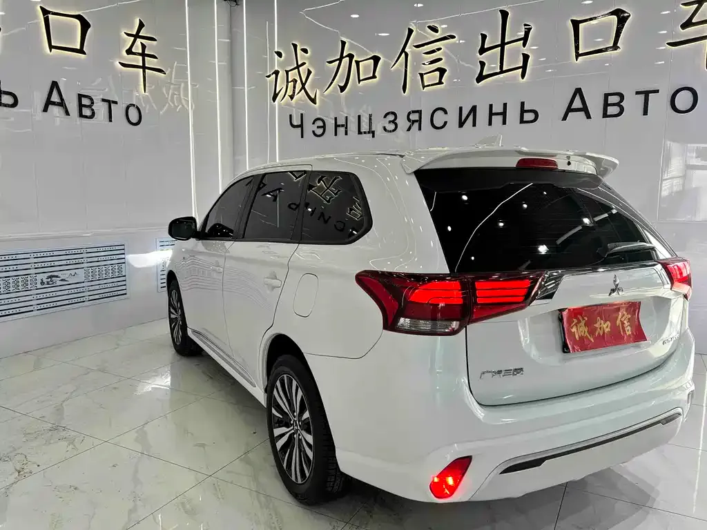 Mitsubishi Outlander — фото 6