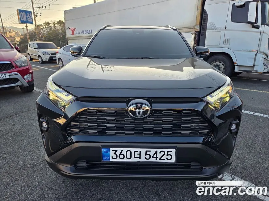 Toyota RAV4 — фото 1
