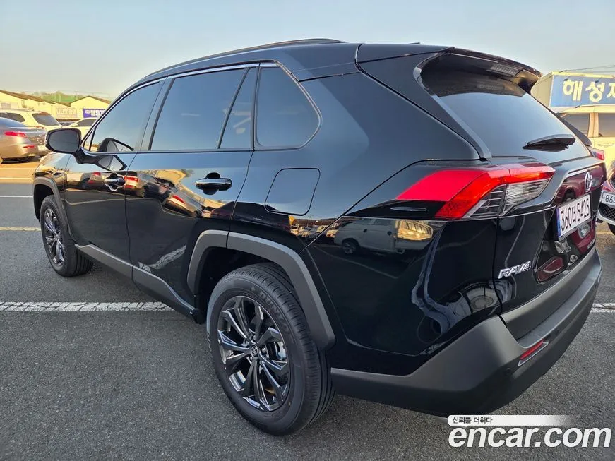 Toyota RAV4 — фото 5