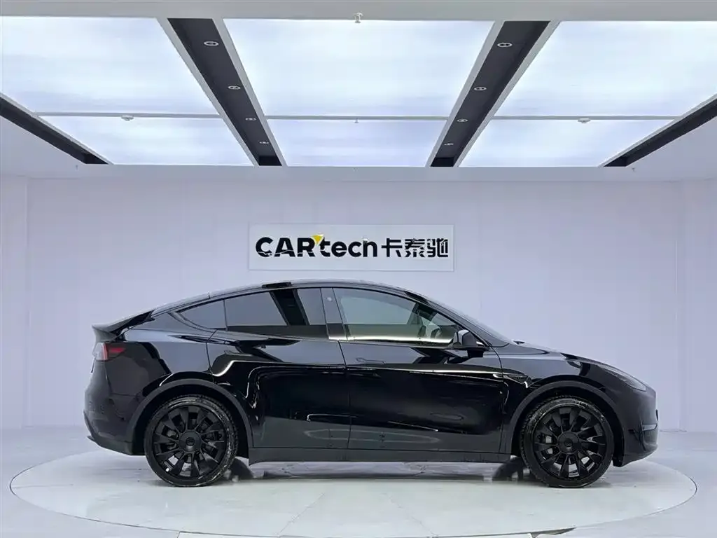 Tesla Model Y — фото 10