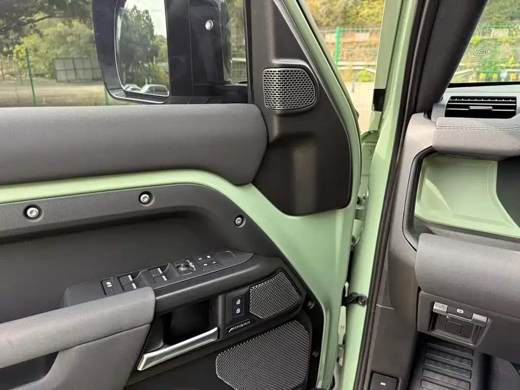 Land Rover Defender 2023 из CN, фото 2