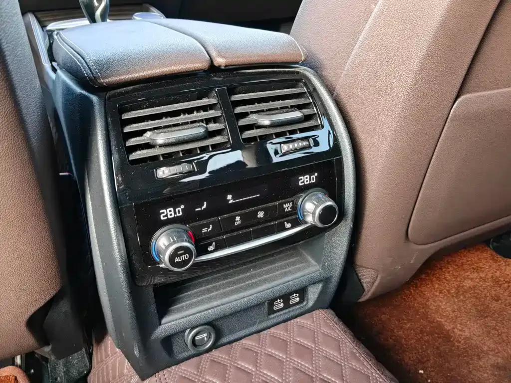 BMW 5 Series 2023 из CN, фото 8