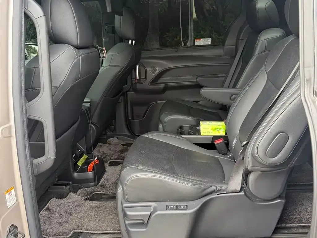 Toyota Sienna 2022 из CN, фото 3