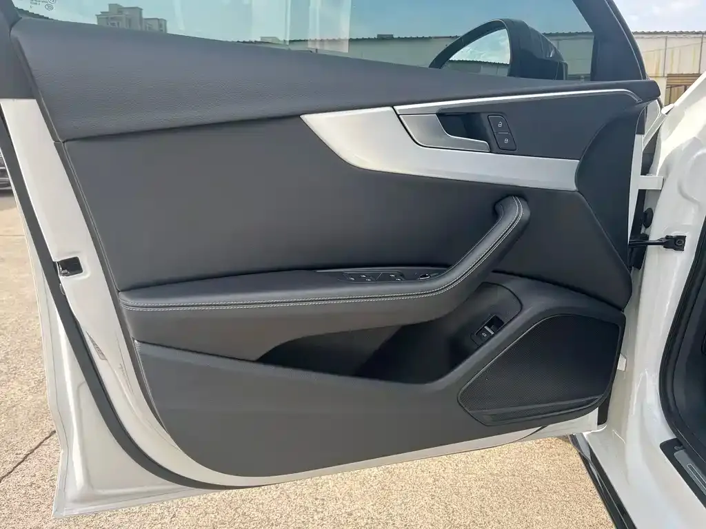 Audi A4L 2022 из CN, фото 4