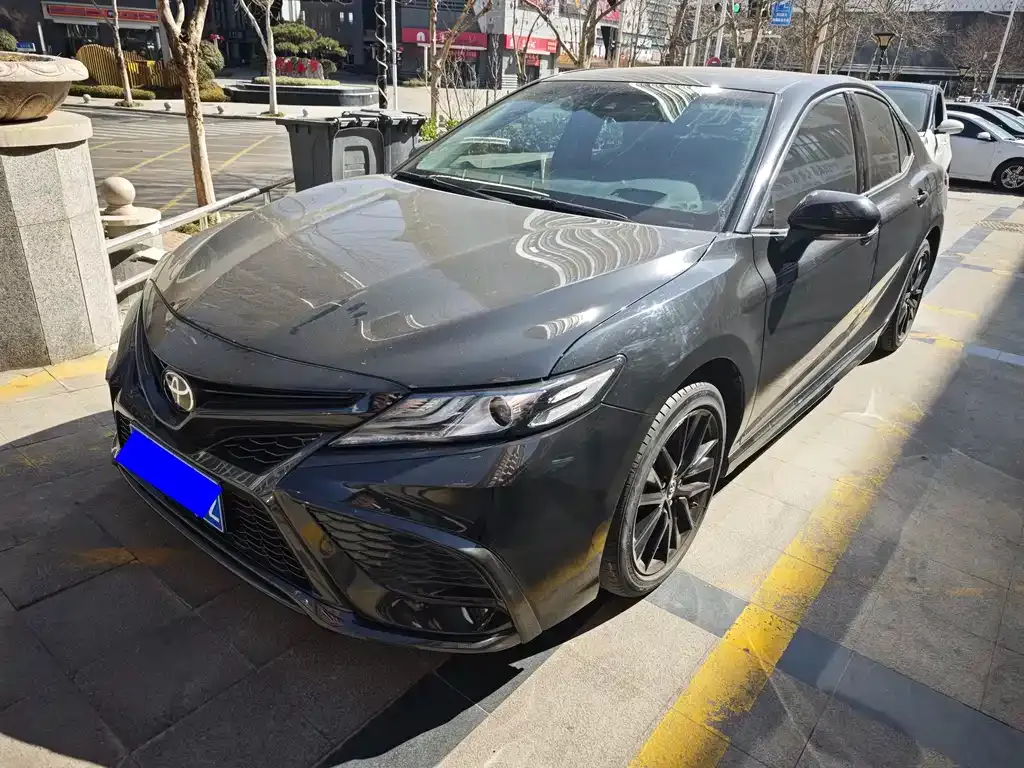 Toyota Camry — фото 1