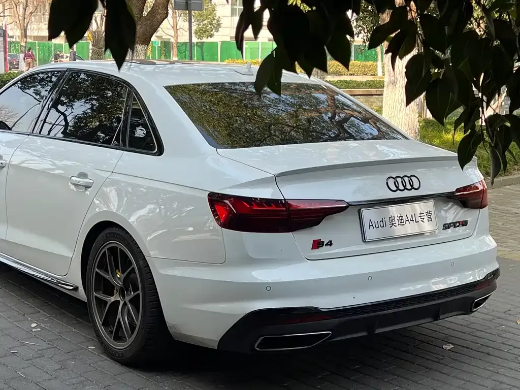 Audi A4L 2023 из CN, фото 2
