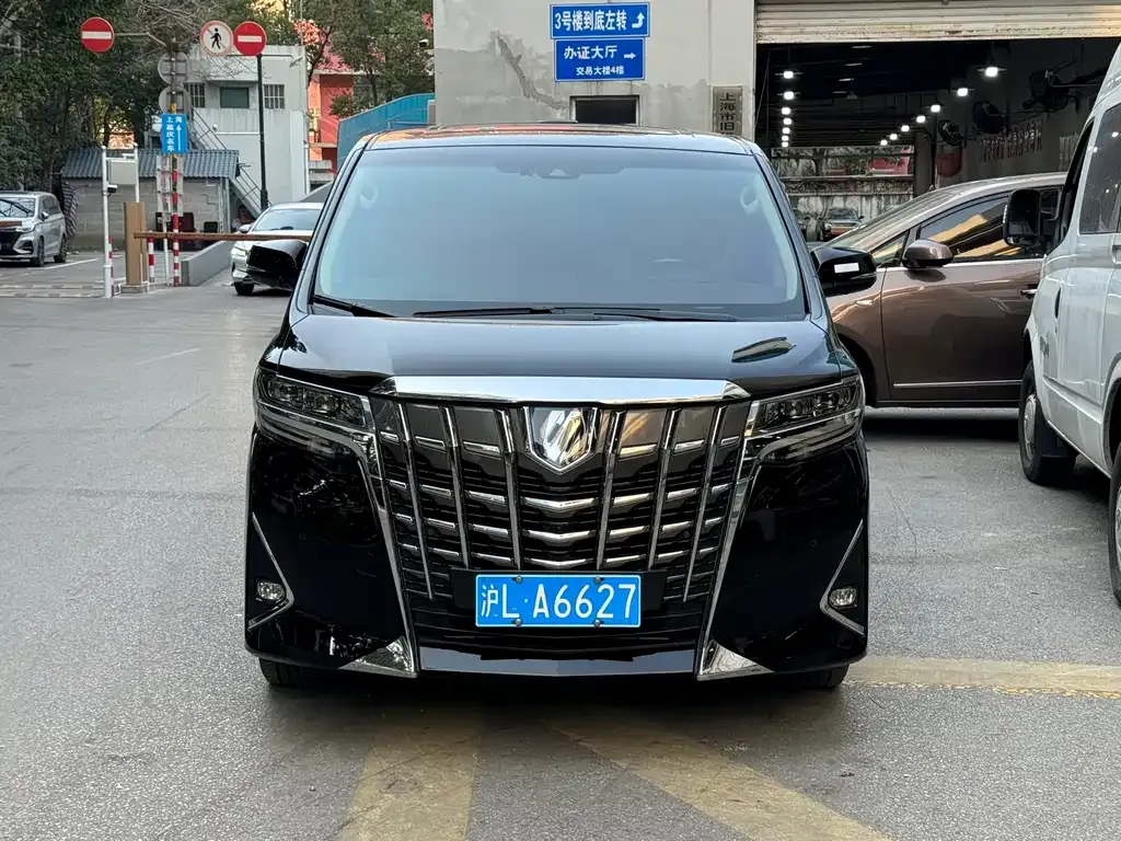 Toyota Alphard 2023 из CN, фото 1