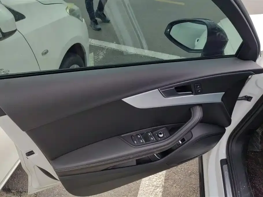 Audi A4L 2023 из CN, фото 6