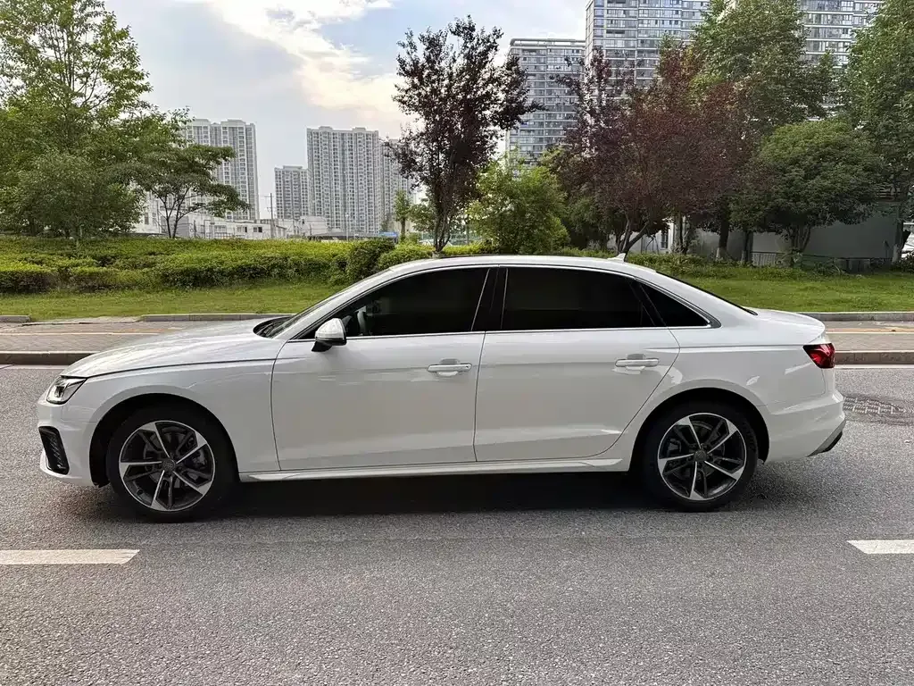 Audi A4L 2023 из CN, фото 9