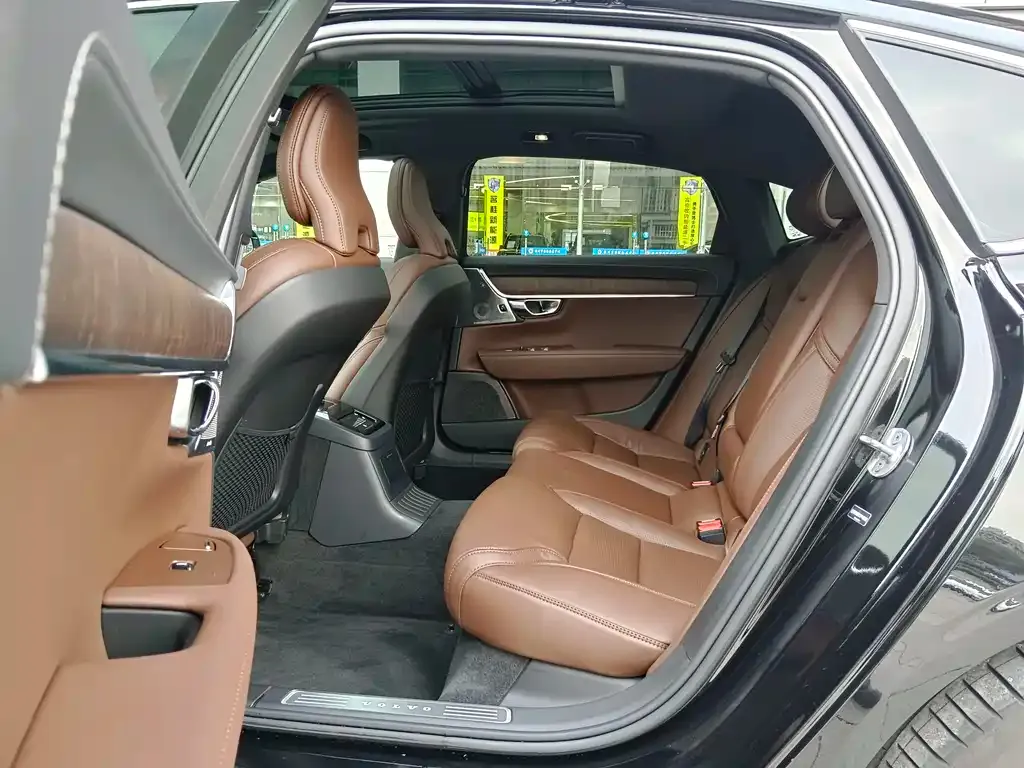 Volvo S90 PHEV 2024 из CN, фото 3