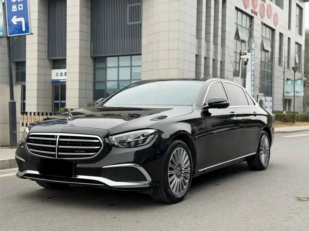 Mercedes-Benz E-Class — фото 1